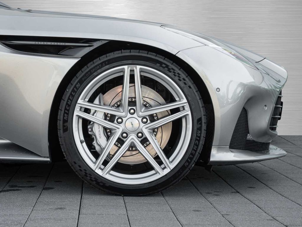 Aston Martin DB12 2024