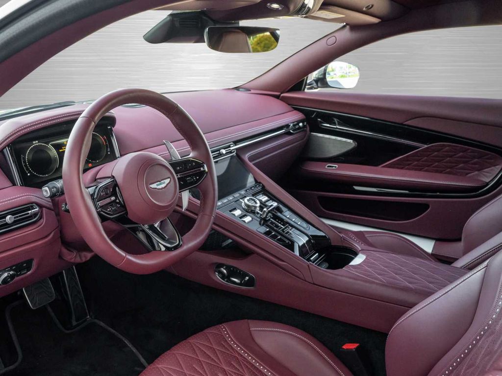 Aston Martin DB12 2024