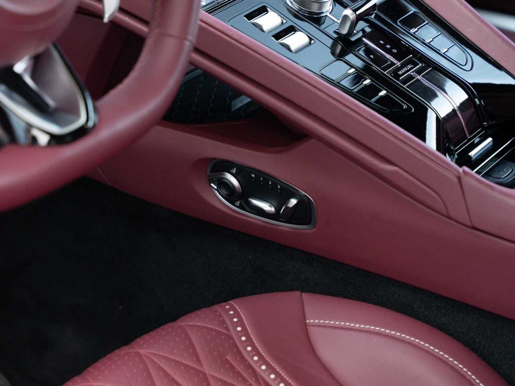 Aston Martin DB12 2024