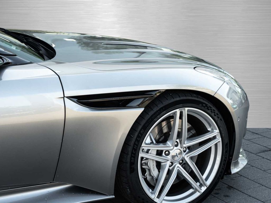 Aston Martin DB12 2024