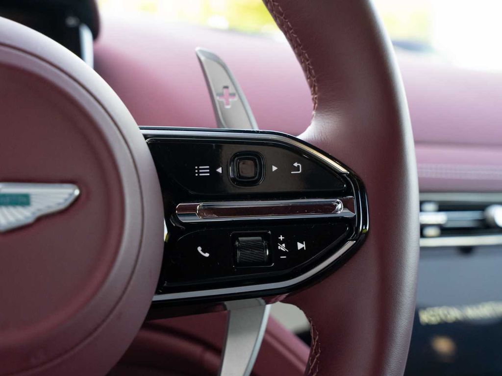 Aston Martin DB12 2024