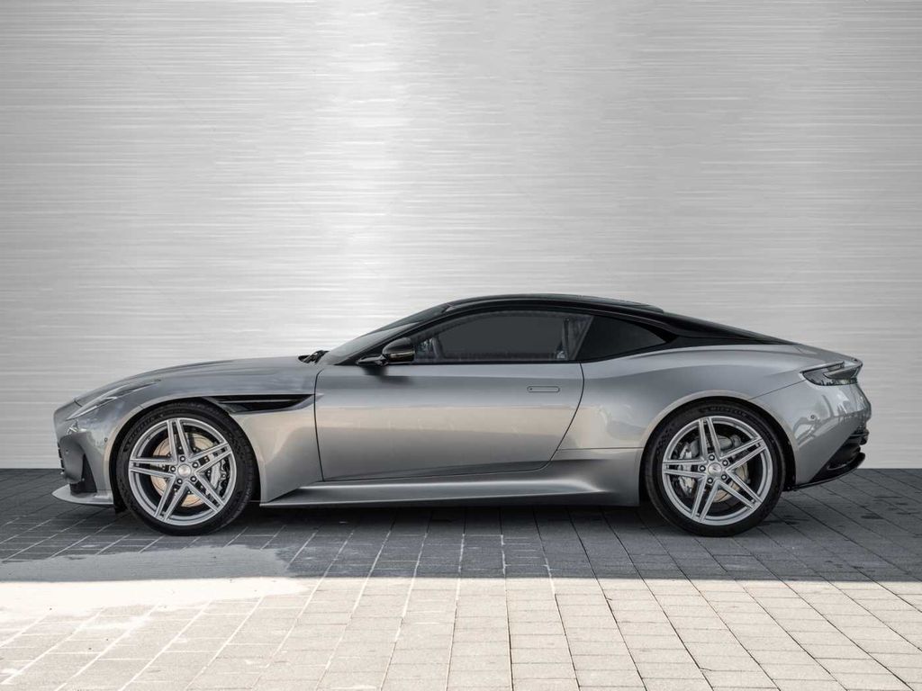 Aston Martin DB12 2024