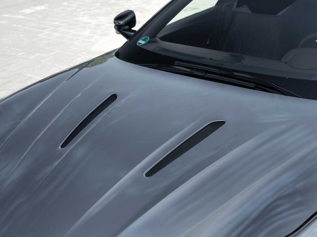 Aston Martin DB12 2024