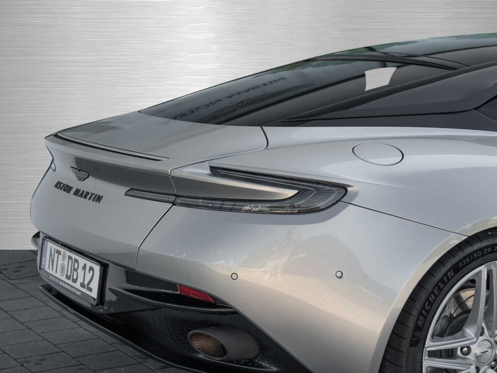 Aston Martin DB12 2024