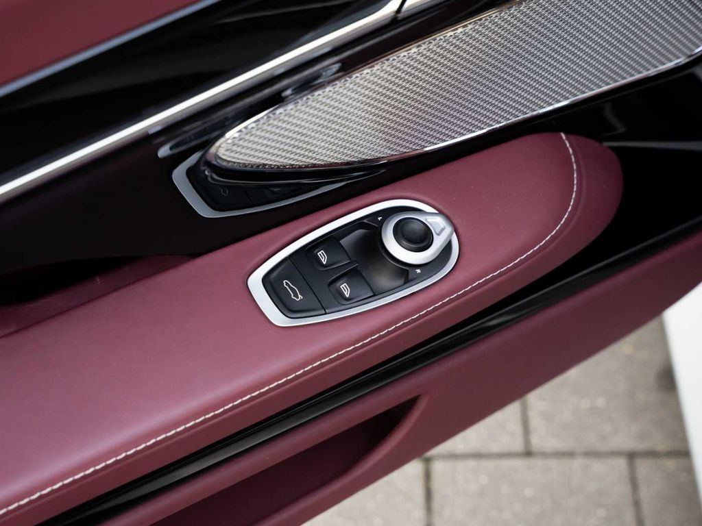 Aston Martin DB12 2024