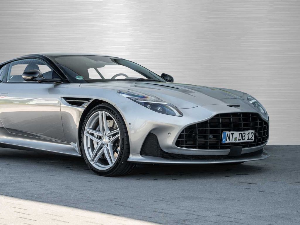 Aston Martin DB12 2024