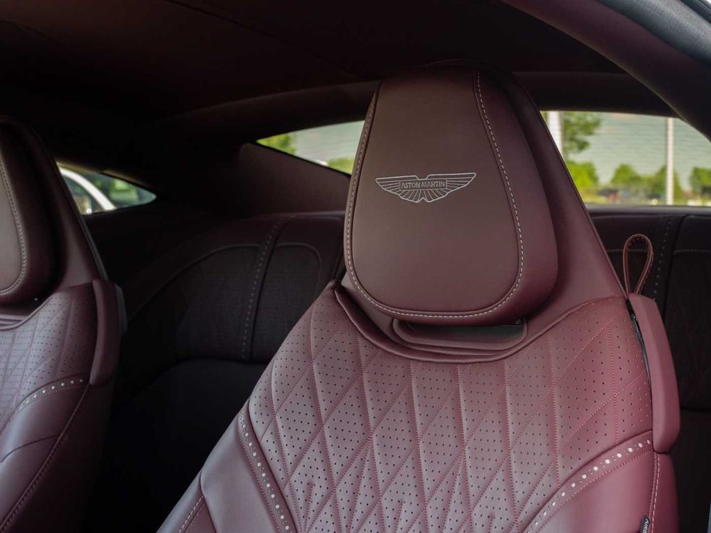 Aston Martin DB12 2024