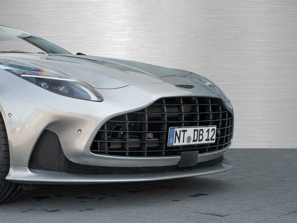 Aston Martin DB12 2024
