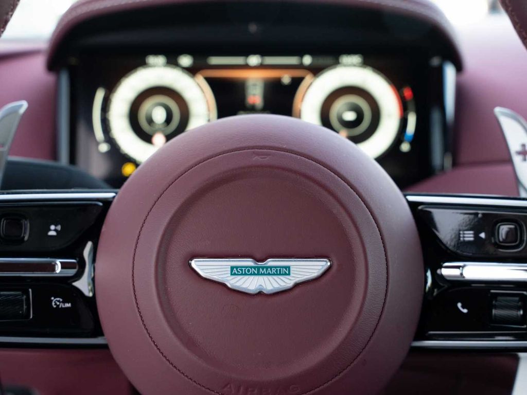 Aston Martin DB12 2024