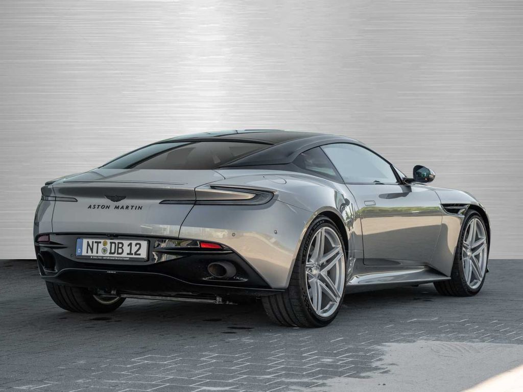 Aston Martin DB12 2024