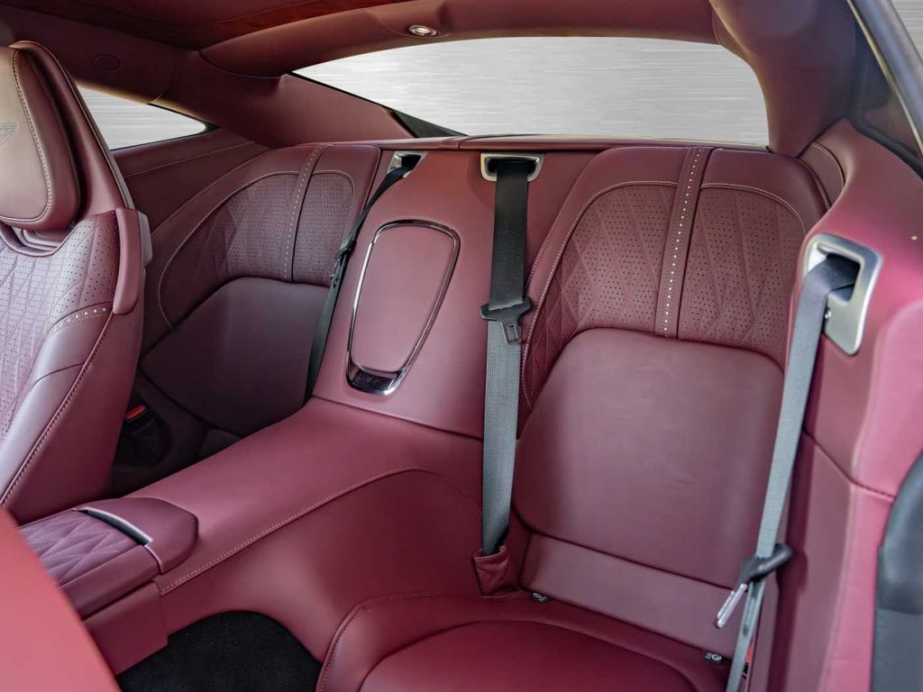 Aston Martin DB12 2024