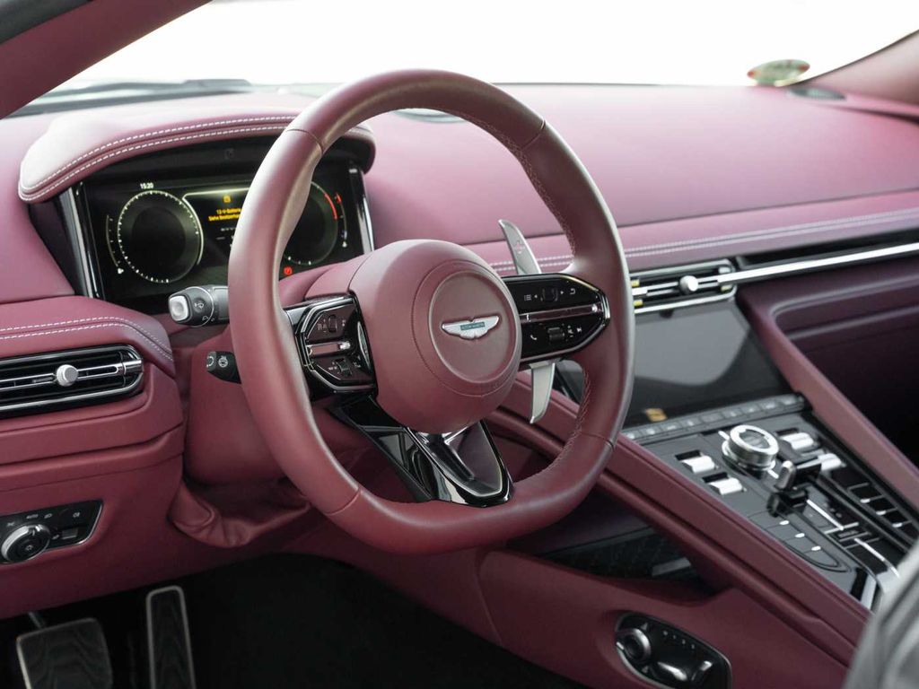 Aston Martin DB12 2024