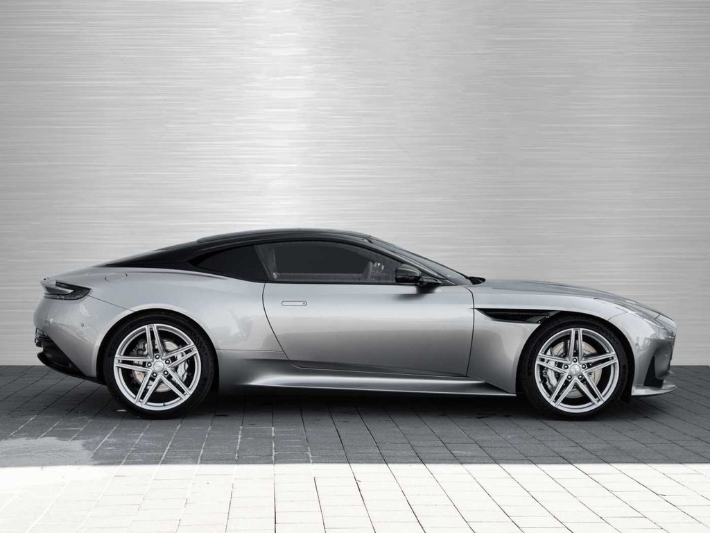 Aston Martin DB12 2024