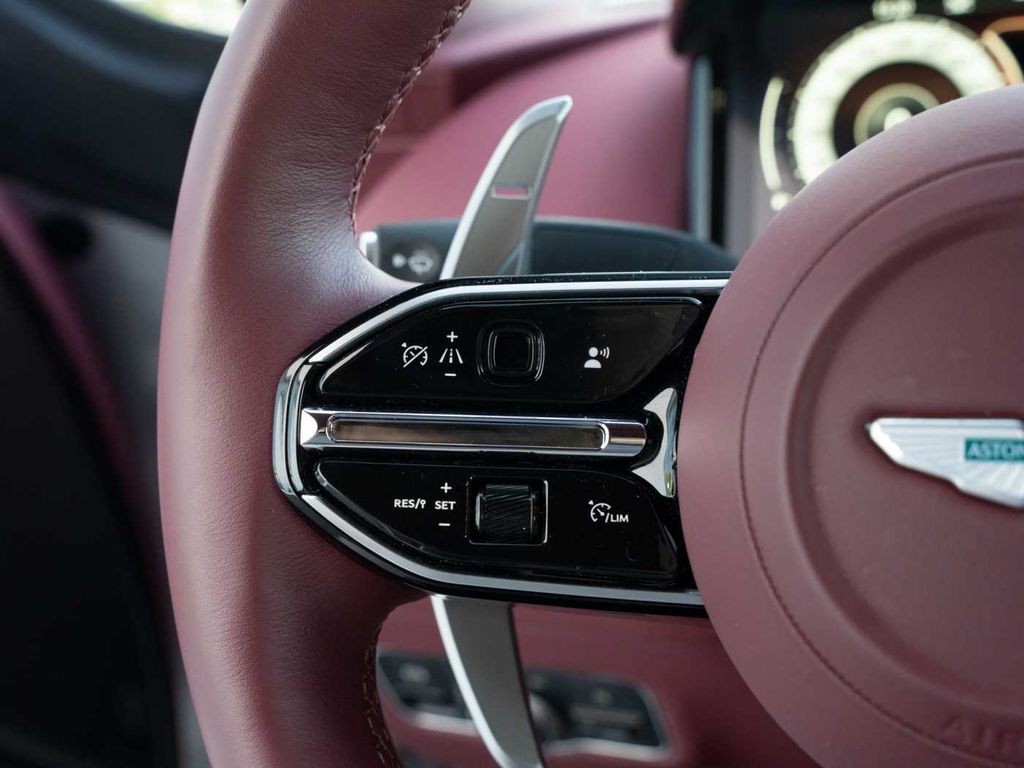 Aston Martin DB12 2024