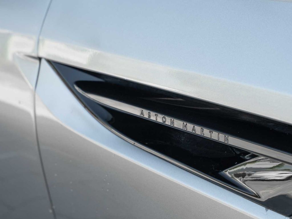 Aston Martin DB12 2024