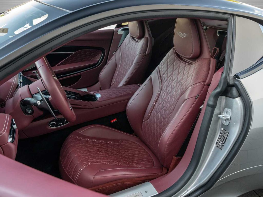 Aston Martin DB12 2024