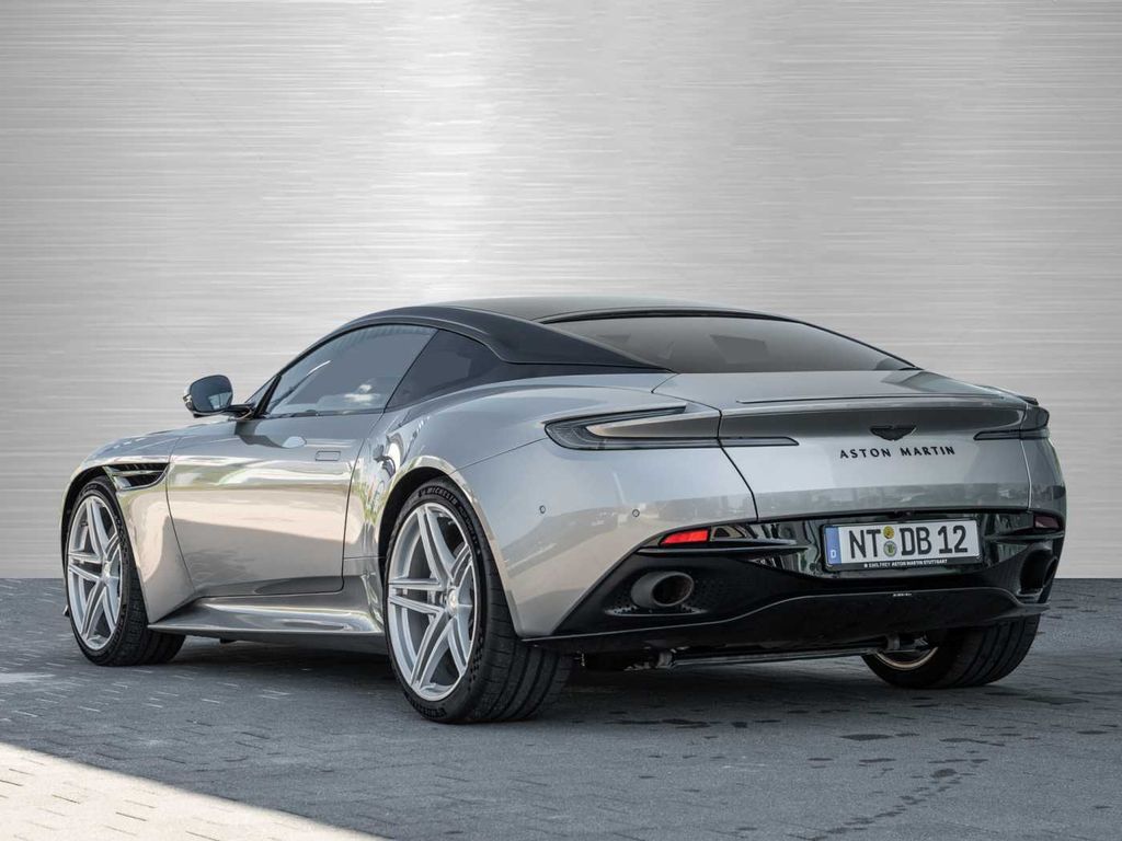 Aston Martin DB12 2024