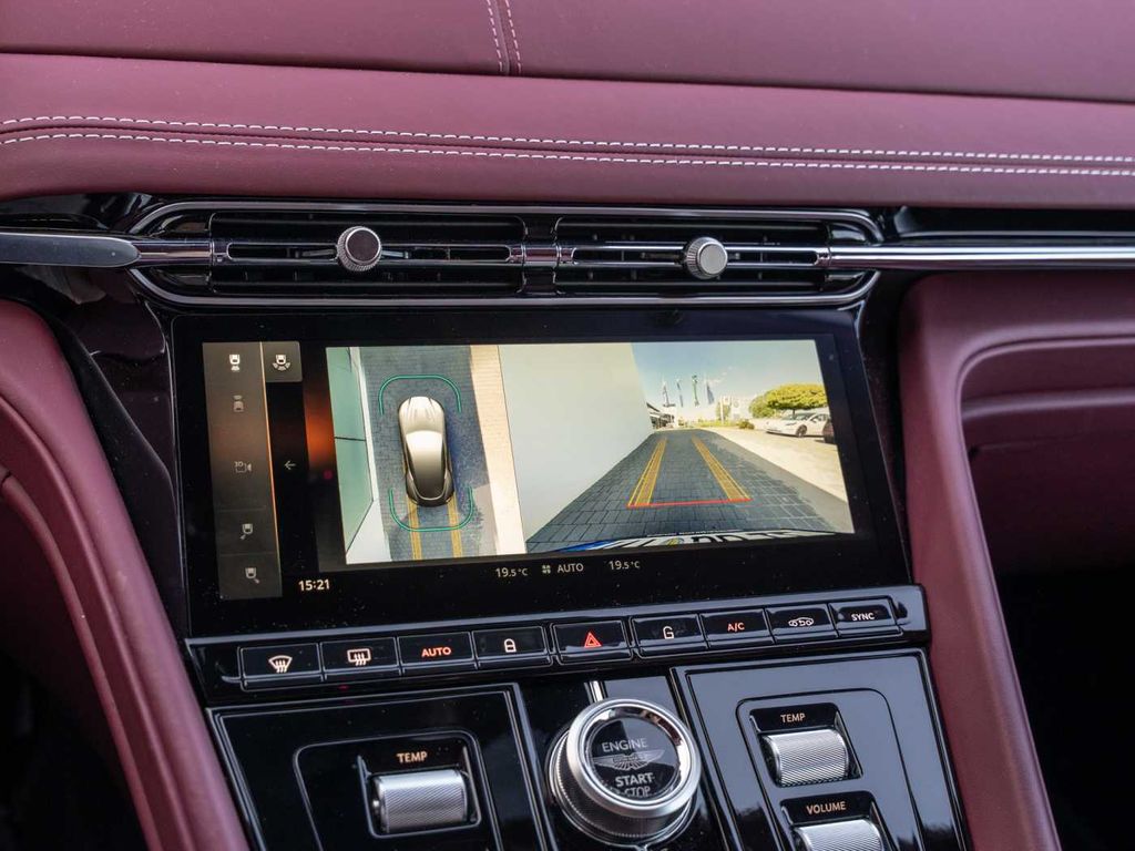 Aston Martin DB12 2024