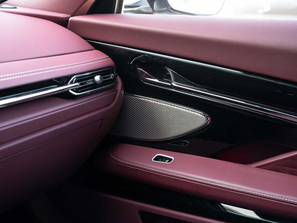 Aston Martin DB12 2024