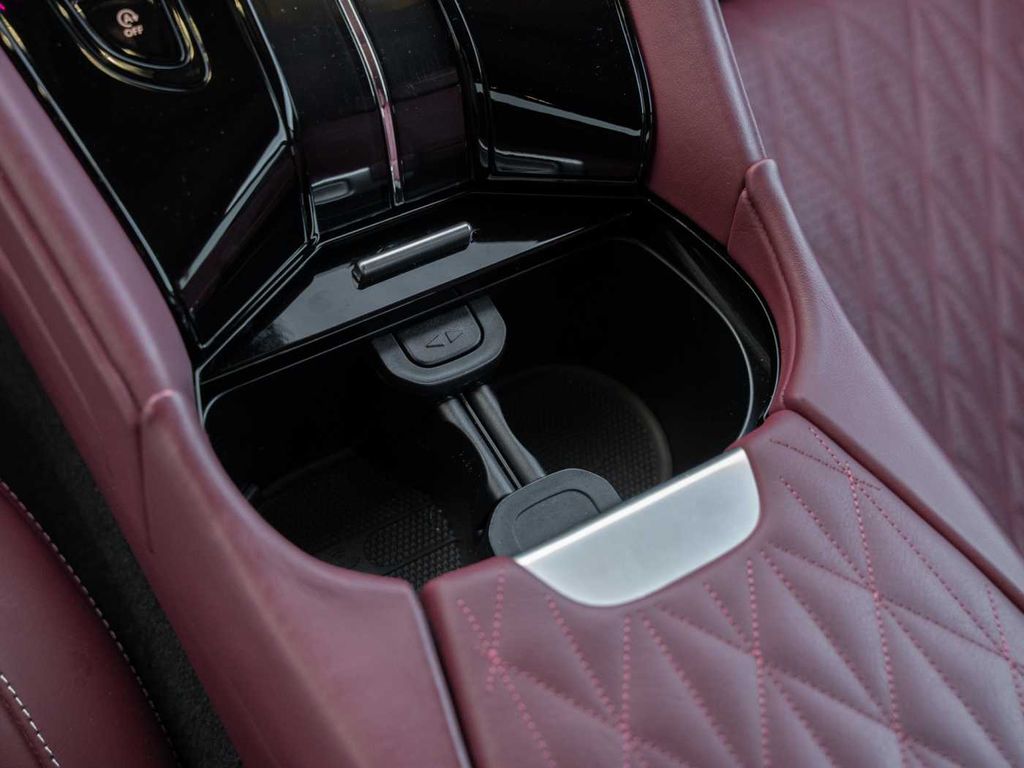 Aston Martin DB12 2024