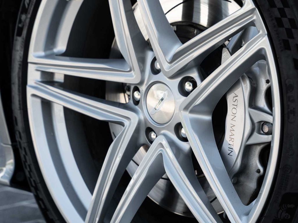 Aston Martin DB12 2024