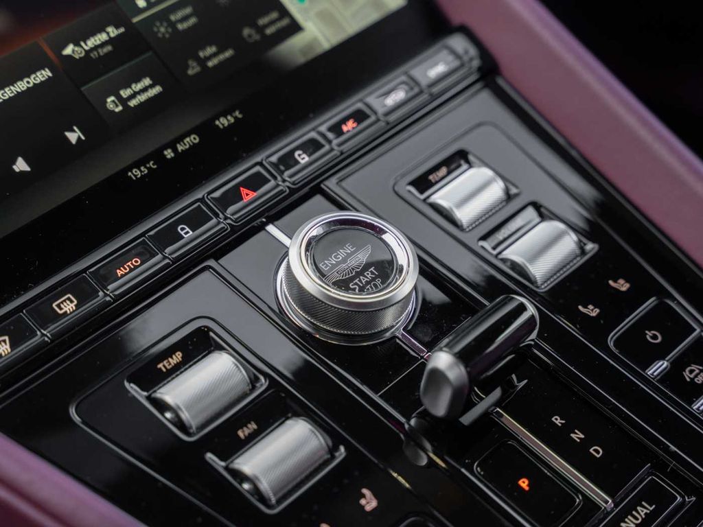 Aston Martin DB12 2024