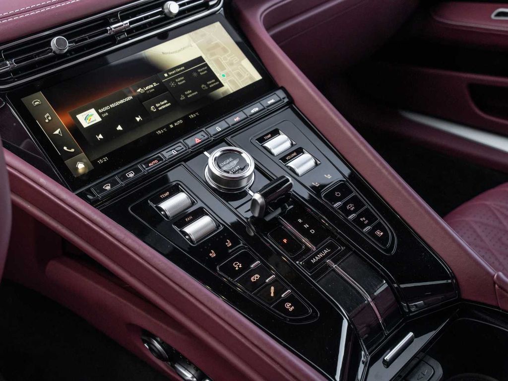 Aston Martin DB12 2024