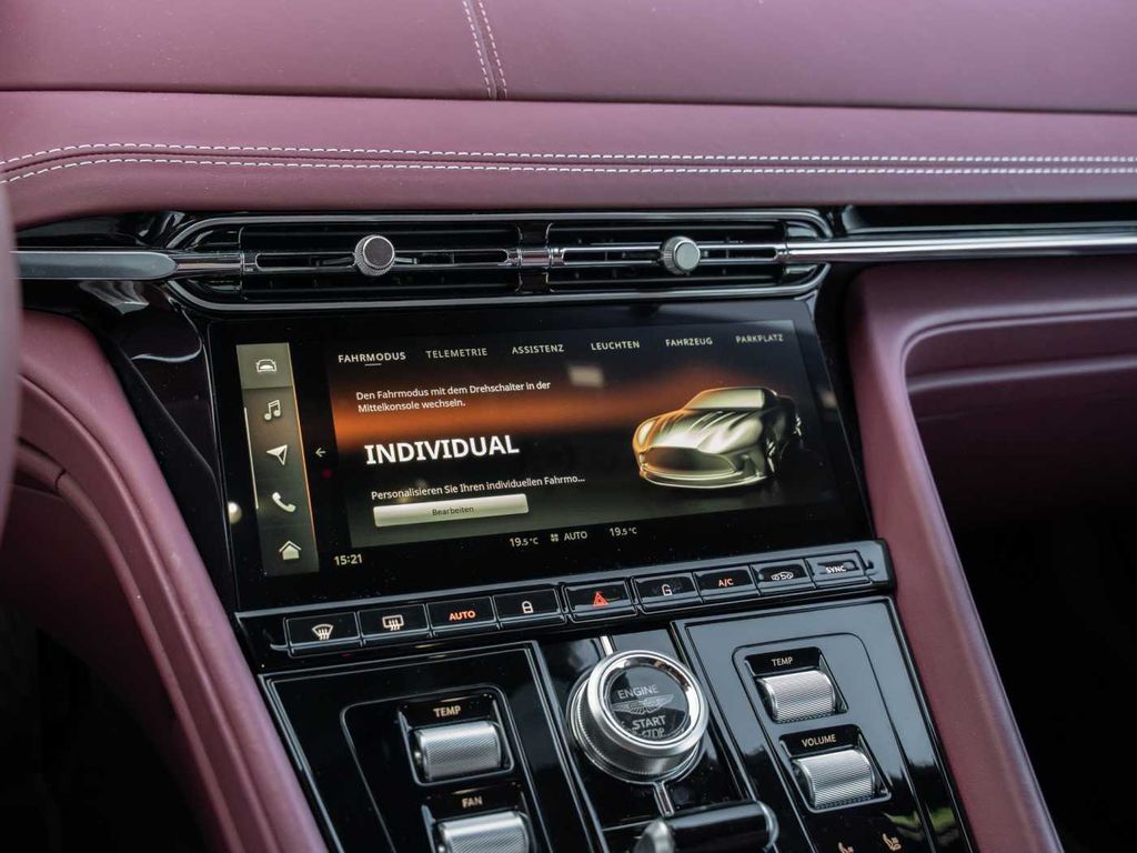 Aston Martin DB12 2024