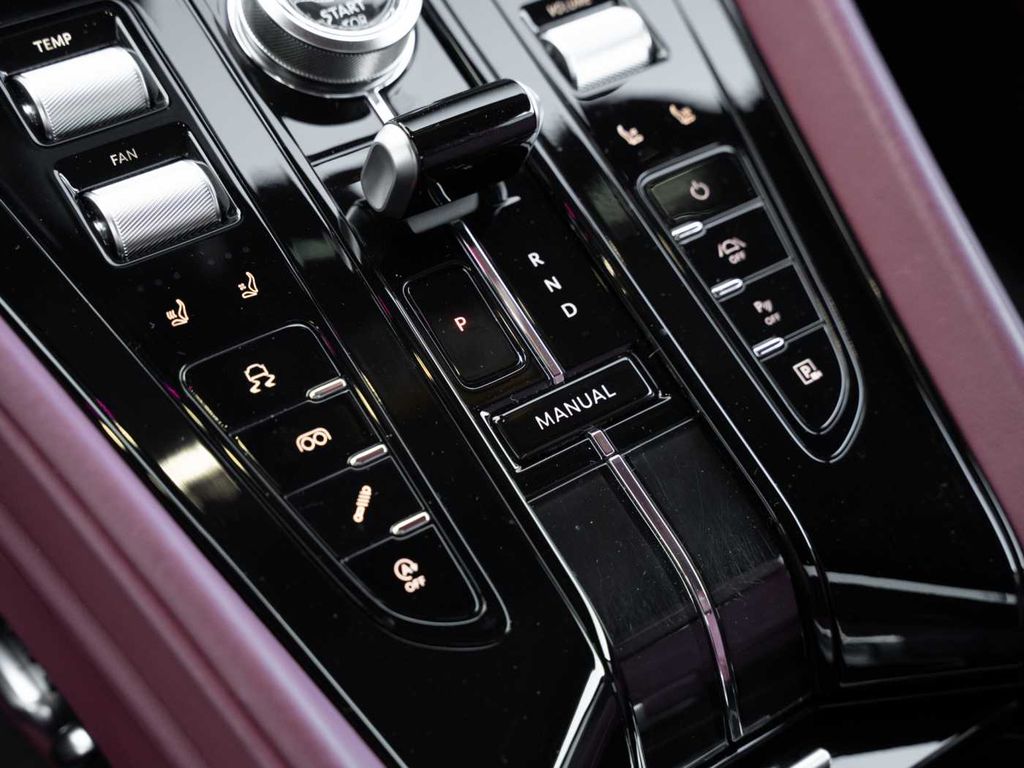 Aston Martin DB12 2024