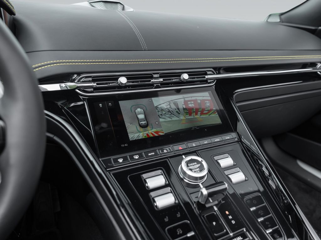 Aston Martin DB12 2025