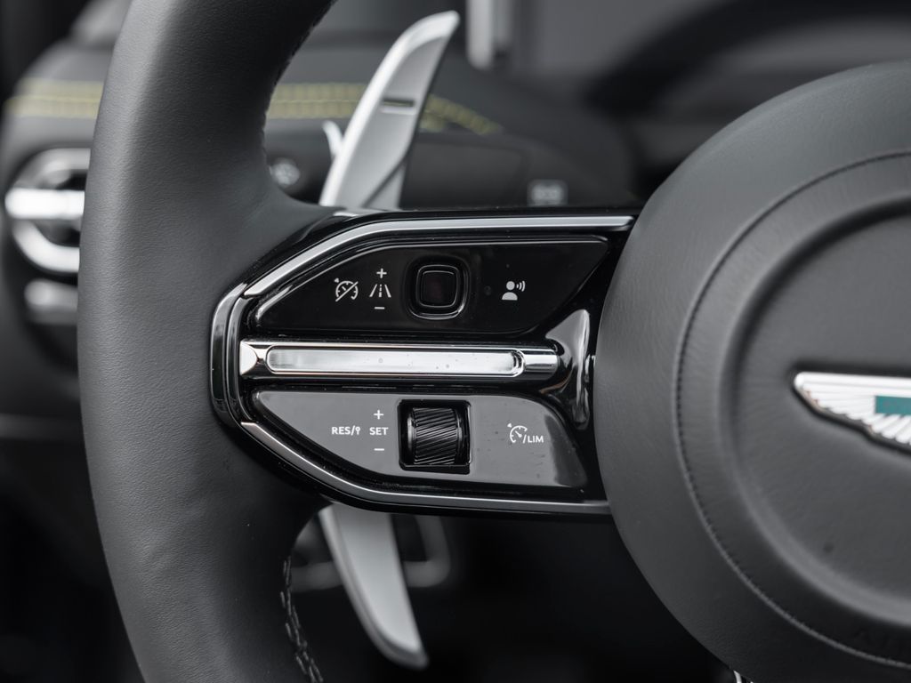 Aston Martin DB12 2025