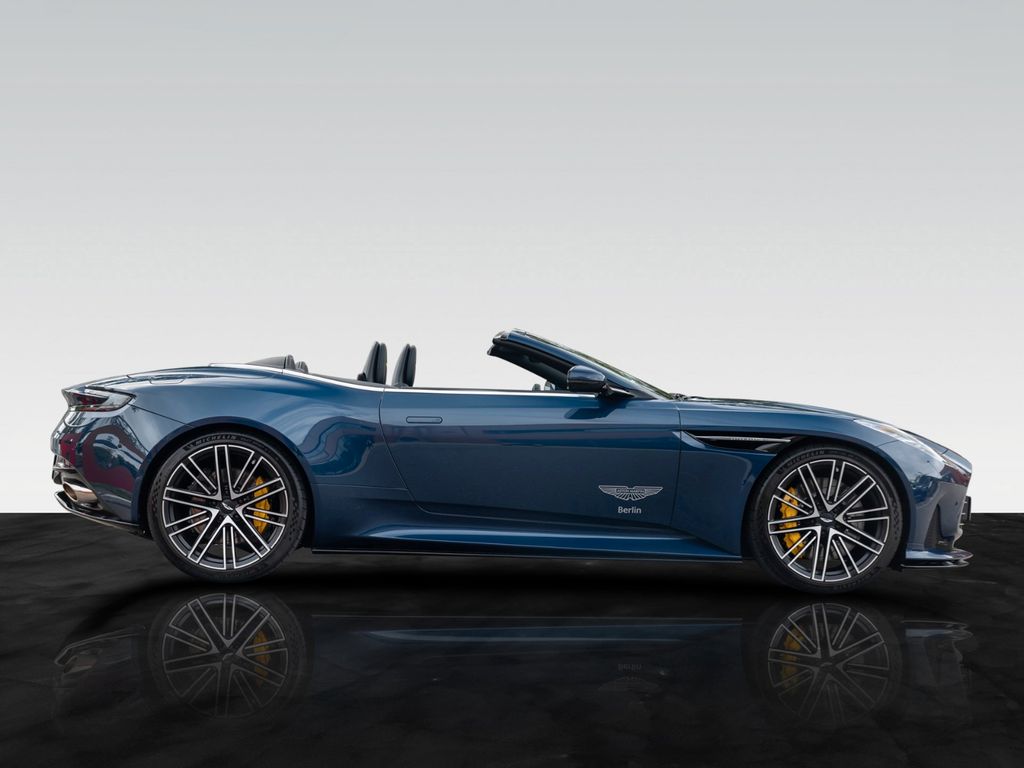 Aston Martin DB12 2025
