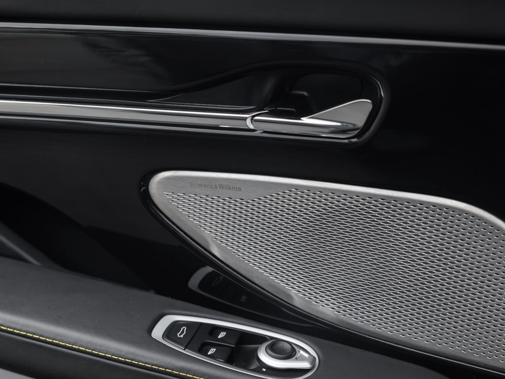 Aston Martin DB12 2025