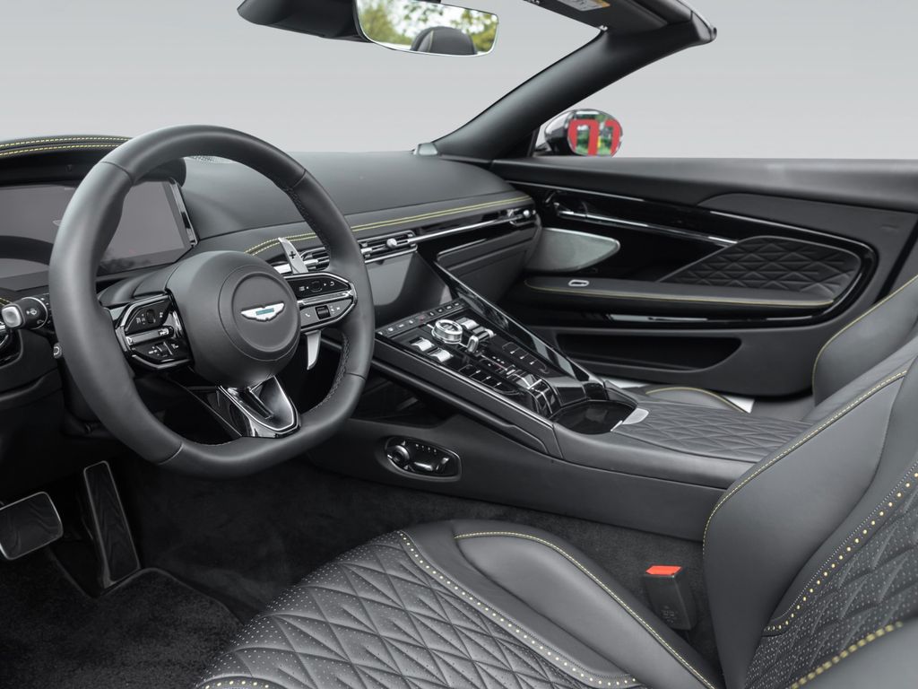 Aston Martin DB12 2025