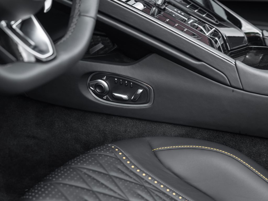 Aston Martin DB12 2025