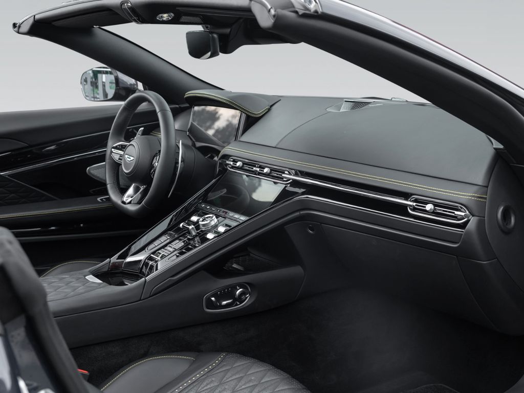 Aston Martin DB12 2025