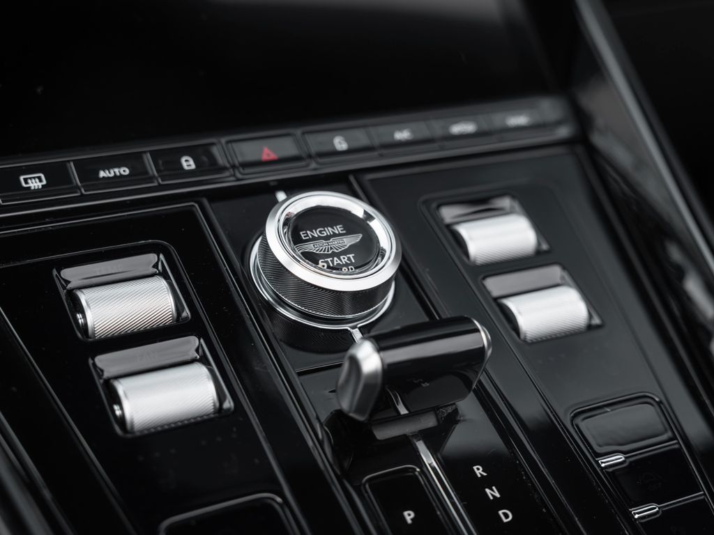 Aston Martin DB12 2025