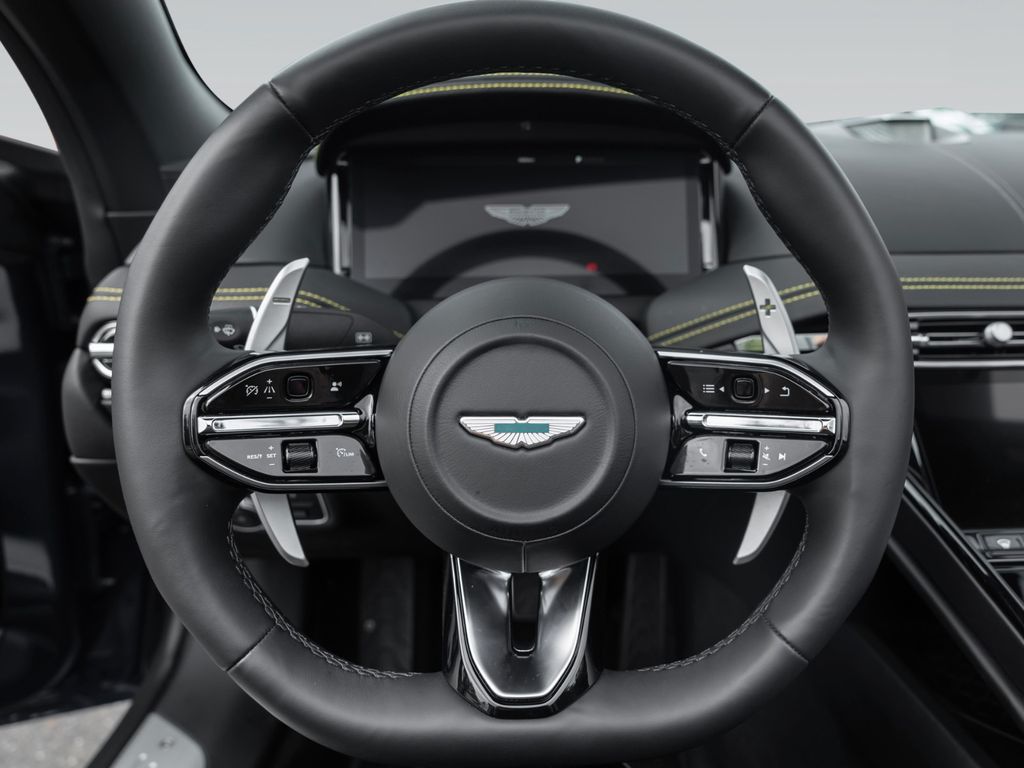 Aston Martin DB12 2025