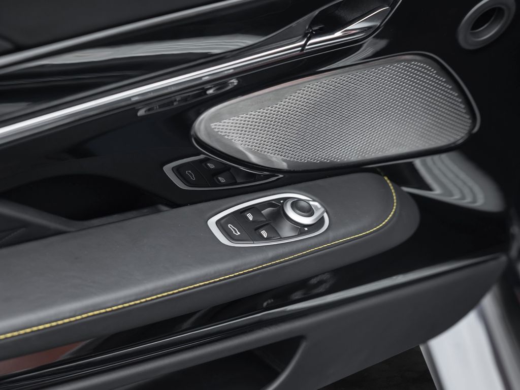 Aston Martin DB12 2025