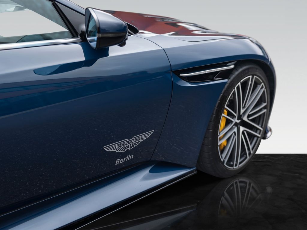 Aston Martin DB12 2025
