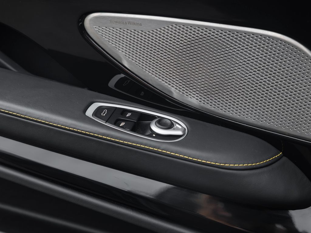 Aston Martin DB12 2025