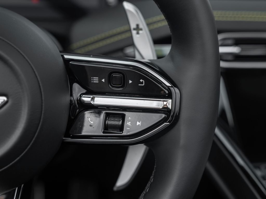 Aston Martin DB12 2025