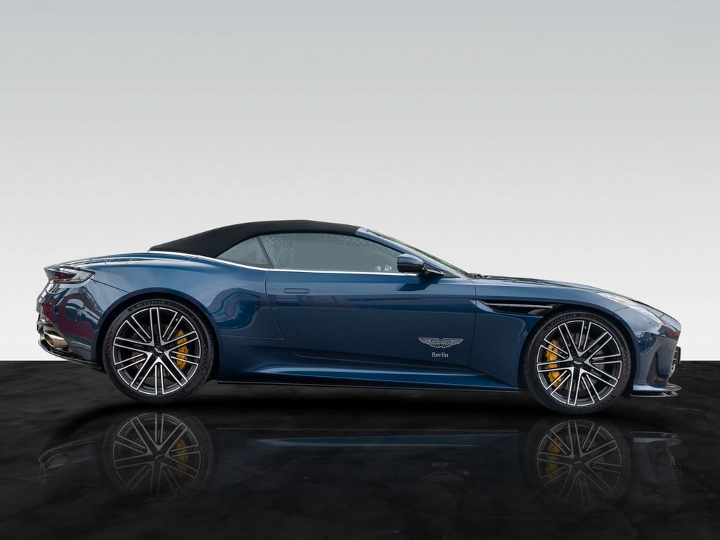Aston Martin DB12 2025