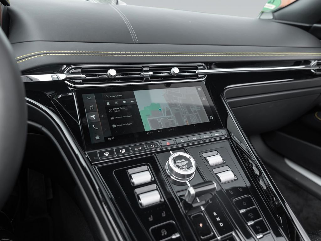 Aston Martin DB12 2025