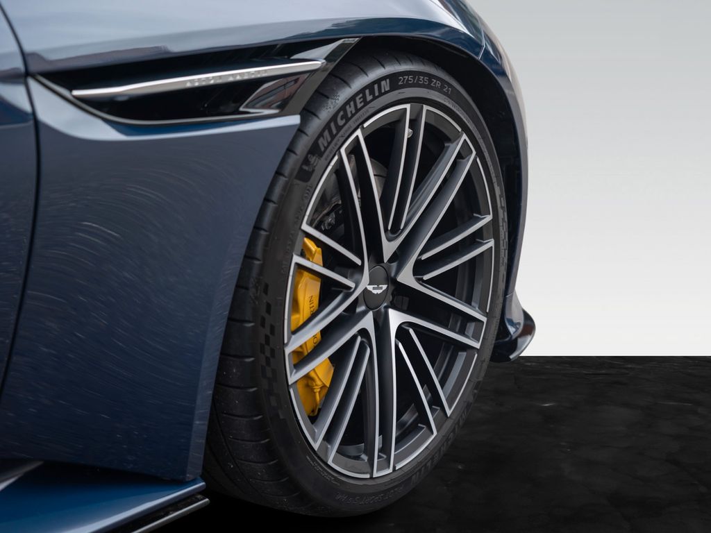 Aston Martin DB12 2025