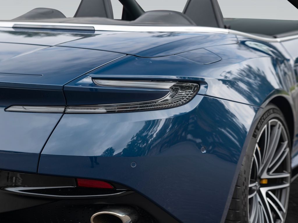 Aston Martin DB12 2025