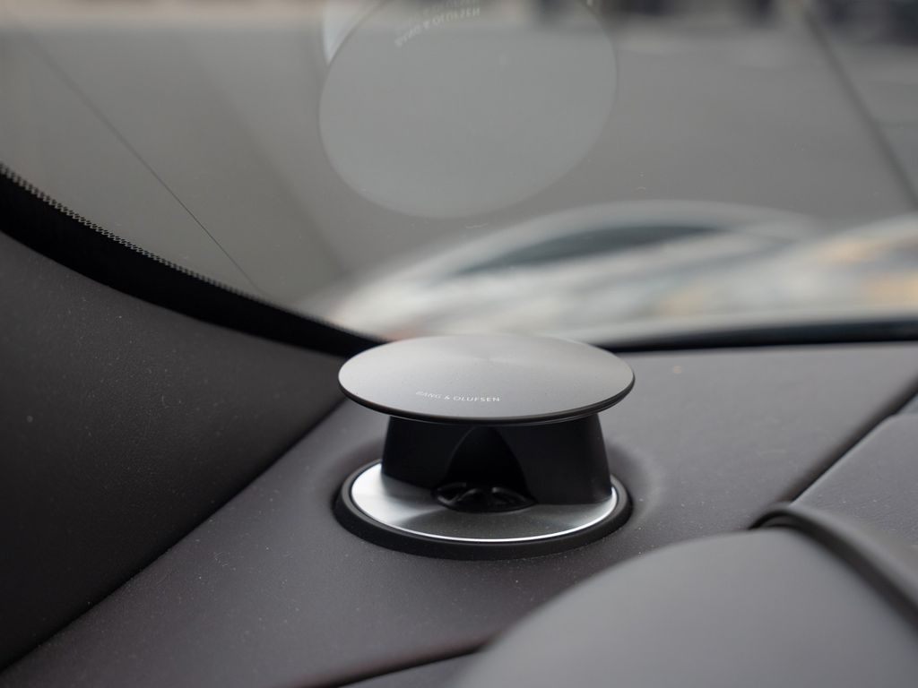 Aston Martin DBS 2024