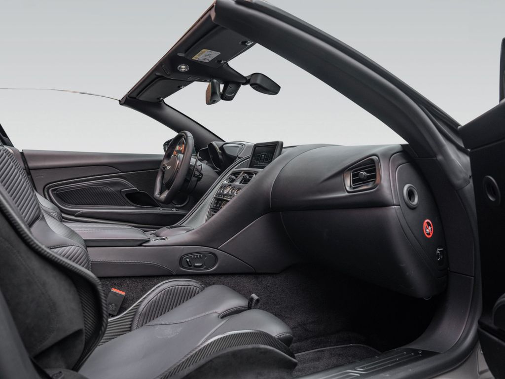 Aston Martin DBS 2024