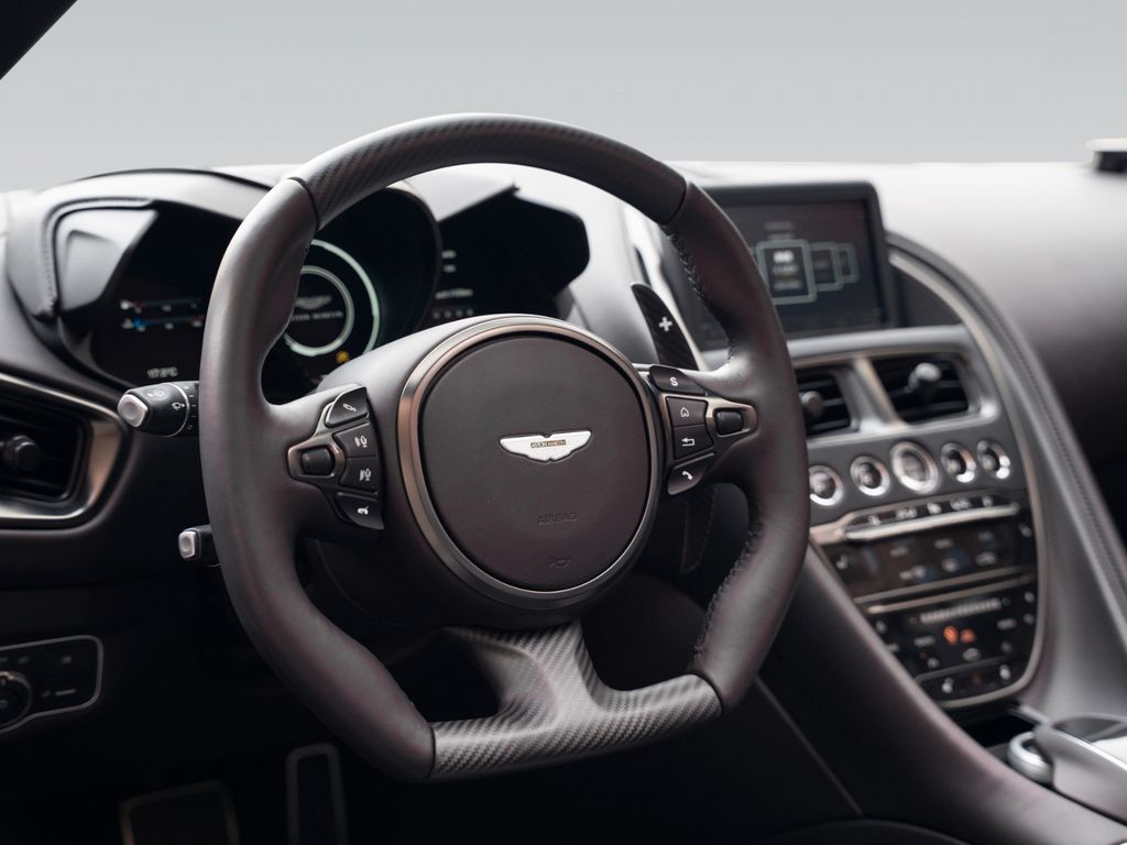 Aston Martin DBS 2024