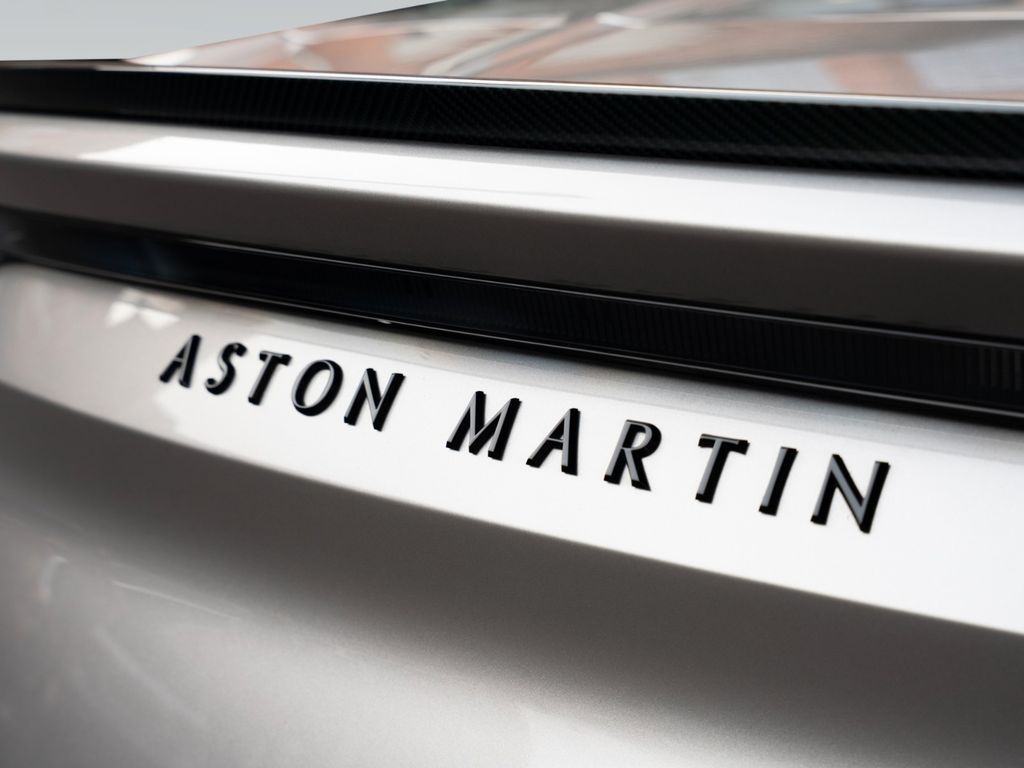 Aston Martin DBS 2024